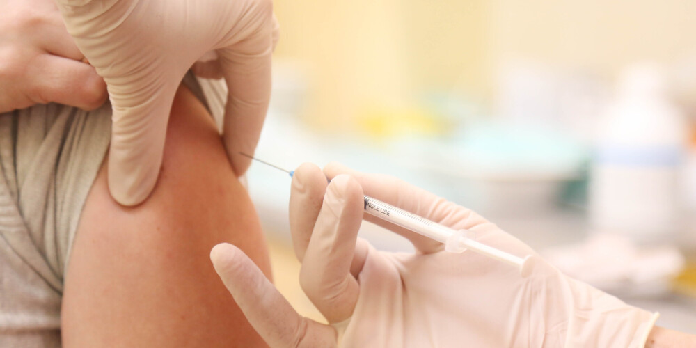 Noraida priekšlikumu par veselības apdrošināšanu pret Covid-19 vakcīnas izraisītajām blakusparādībām
