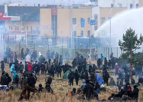 Migranti pie Baltkrievijas-Polijas robežas 16.novembrī.