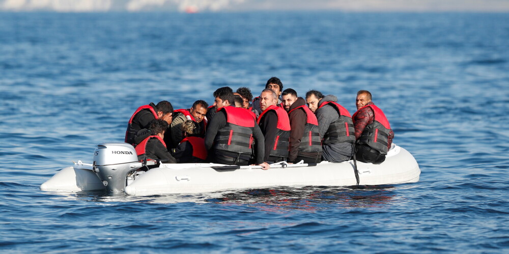 Migranti cenšas šķērsot Lamanšu. 