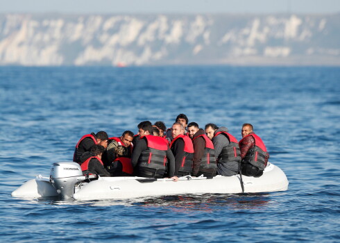 Migranti cenšas šķērsot Lamanšu. 