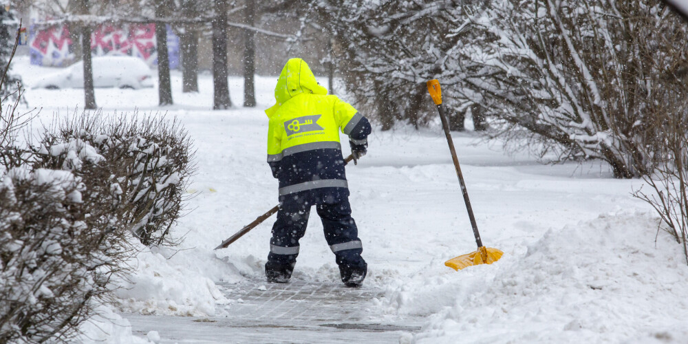 Rīgā ziemā nenotīrītās ietves notīrīs pašvaldība, piedzenot izdevumus no īpašniekiem
