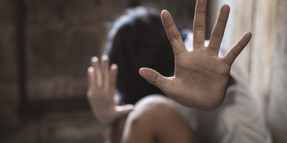 Мужчина в Латгале 4 года насиловал падчерицу; в 14 лет она от него родила