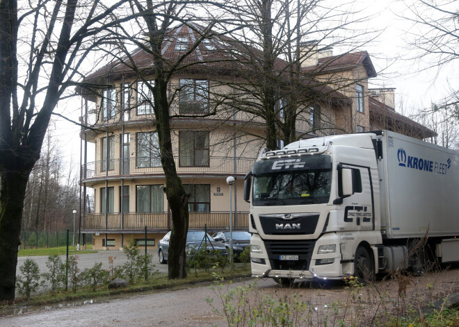 Mazās Juglas ielas iedzīvotāji nevar gulēt: cīnās ar naktīs trokšņojošiem refrižeratoriem. VIDEO