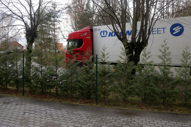 Mazās Juglas iedzīvotāju mieru traucē tur pastāvīgi kursējošie kravas auto.