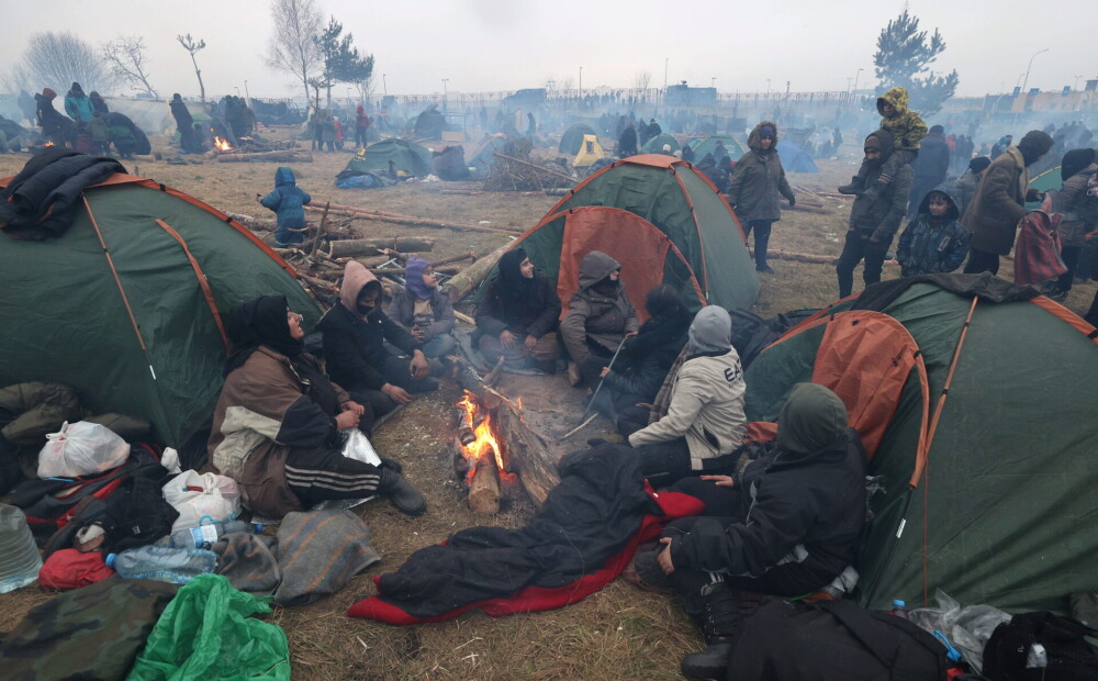 Baltkrievija sāk transportēt migrantus no pierobežas nometnes