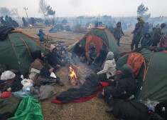 Baltkrievija sāk transportēt migrantus no pierobežas nometnes