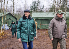 FOTO: Kariņš apmeklē Latvijas-Baltkrievijas robežu un atzīst, ka valsts ir drošās rokās