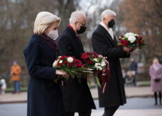 FOTO: valsts amatpersonas svinīgi atzīmē Latvijas Republikas proklamēšanas 103. gadadienu