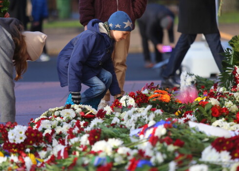 FOTO: ar ziedu nolikšanu, militāro parādi un krāsu lidojumu Rīgā tiek atzīmēta Latvijas 103. gadadiena