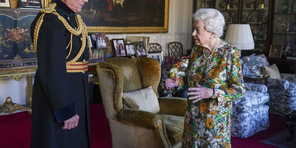 Королева Елизавета II обеспокоила посиневшими руками на новых фото