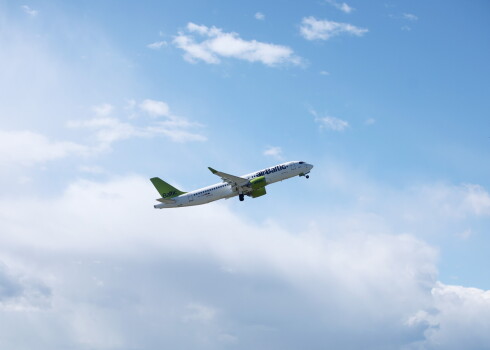 Lidsabiedrības "airBaltic" lidmašīna starptautiskajā lidostā "Rīga".