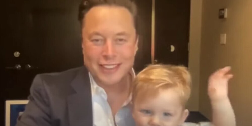 Маленький сын Илона Маска "ворвался" на совещание отца и попал на видео