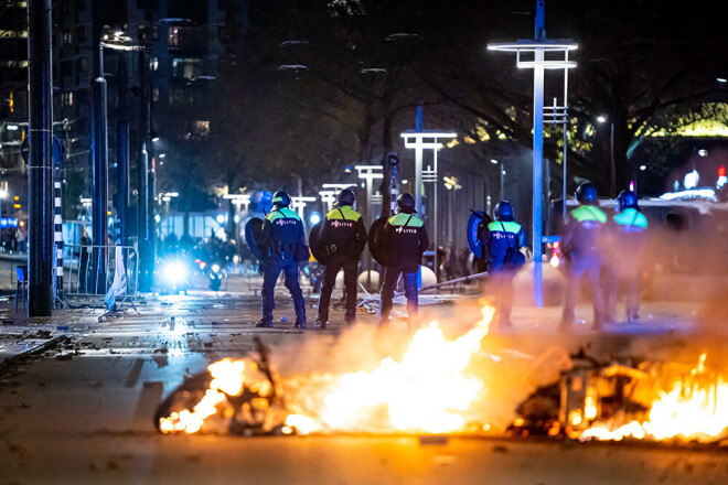 Policisti Roterdamā bija spiesti gaisā raidīt brīdinājuma šāvienus.