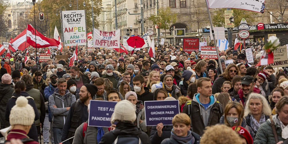 Локдауны и массовые протесты: коронавирус грозит похитить у европейцев Рождество