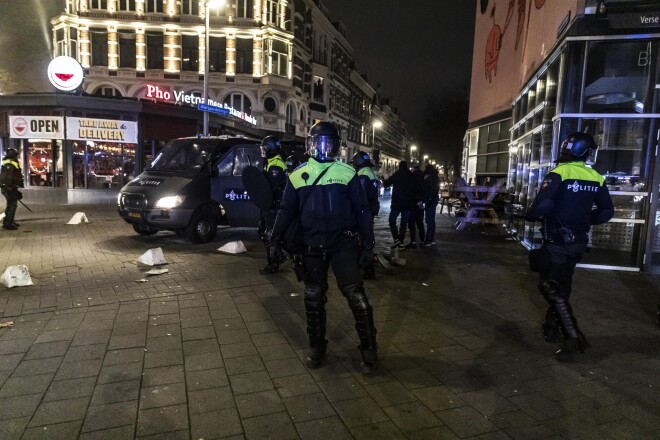 Protesti Roterdamas centrā 2021. gada 19. novembrī.