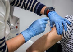 Novembrī pieaugusi Latvijas iedzīvotāju uzticība Covid-19 vakcīnu drošumam