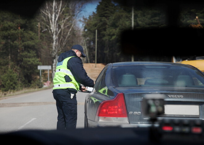 Tiesa piespriež nosacītu brīvības atņemšanu policistiem, kuri ņēma 400 eiro kukuli no dzērājšofera