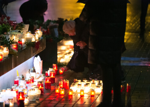 Astoņi gadi kopš Zolitūdes traģēdijas: cilvēki iededz svecītes, pieminot bojāgājušos. FOTO