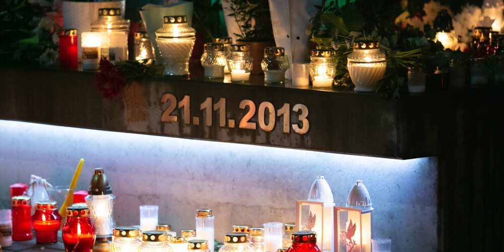 ФОТО: люди зажгли свечи в память о погибших в золитудской трагедии восемь лет назад