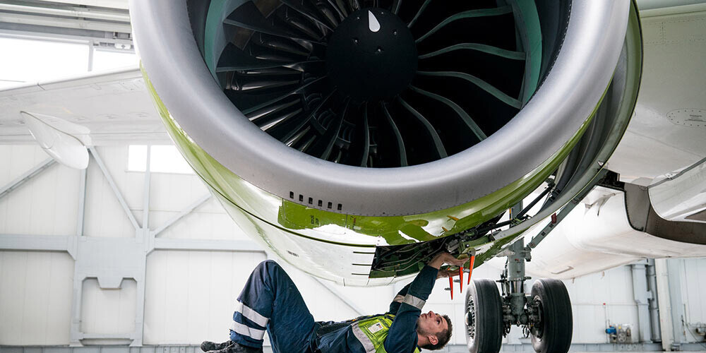 "airBaltic" lidmašīnu tehniķis stāsta par darba priekšrocībām un kā kļūt par tehniķi