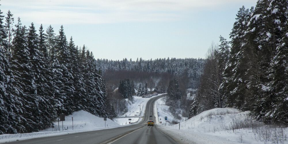 На большей части территории страны снег и обледенение затрудняют движение по дорогам