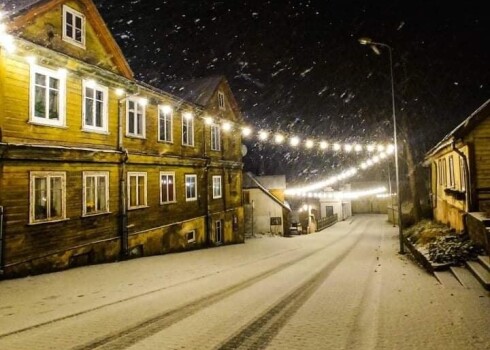 Otrdien no rīta Latvijas izskatījās kā Ziemassvētku pasakā – bija uzsnidzis pirmais sniegs. Attēlā: Talsi.