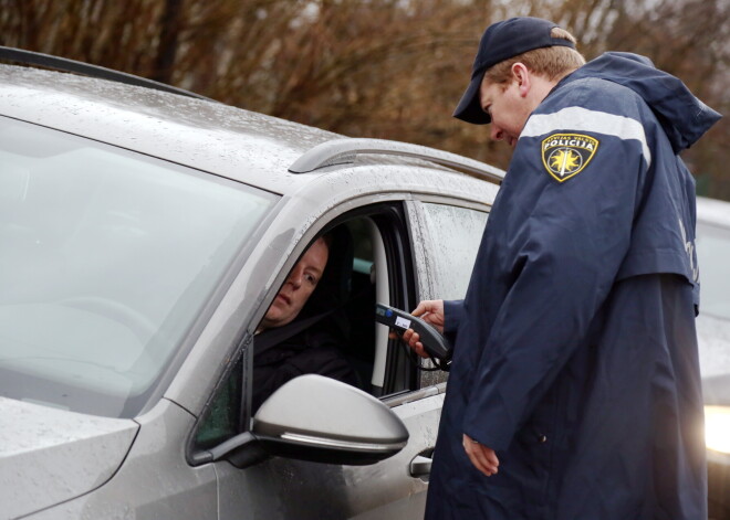 С первого раза не понимают: каждый второй водитель в Латвии повторно нарушает правила