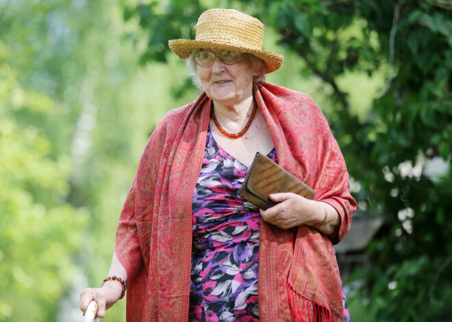 Skolotāja Māra Larionova zaudējusi redzi, tomēr turpina dzīvot ar možu garu: "Kad ragi sūnās, es dziedu!"