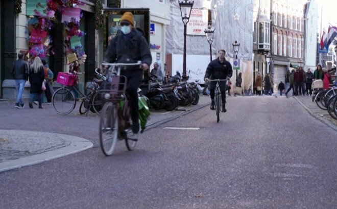 Cilvēki Amsterdamā brauc ar velosipēdiem.