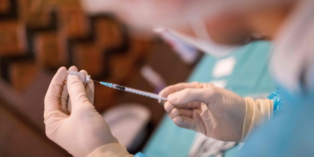 Šonedēļ Latvijā vakcinēšanās pret Covid-19 ar trešo poti notiek aktīvāk nekā ar pirmo