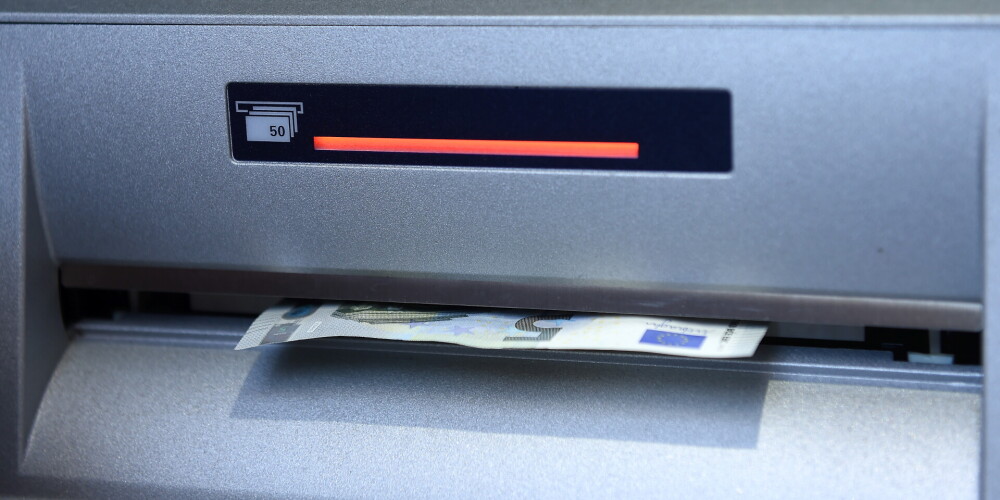 "Мы что, не люди?": в Юрмале жители без Covid-сертификатов не могут снять деньги в банкомате