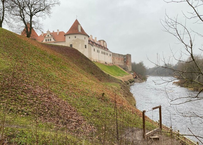 Pēc vairāk nekā mēneša atjaunots tūristu iecienītais fotorāmis pie Bauskas pilskalna.