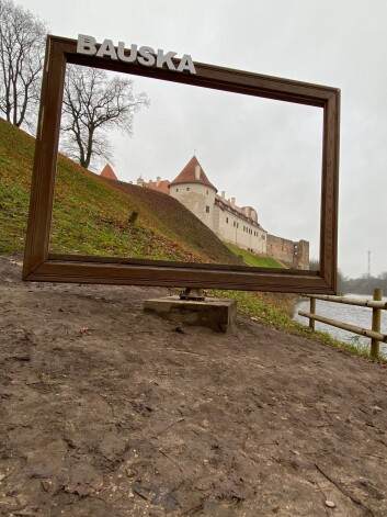 Diemžēl kādam nepatika šāds skaists, “dabisks” foto rāmis un to sapostīja. Bauskas viesiem kādu laiciņu oktobrī un novembrī nācās iztikt bez skaistām fotosesijām.