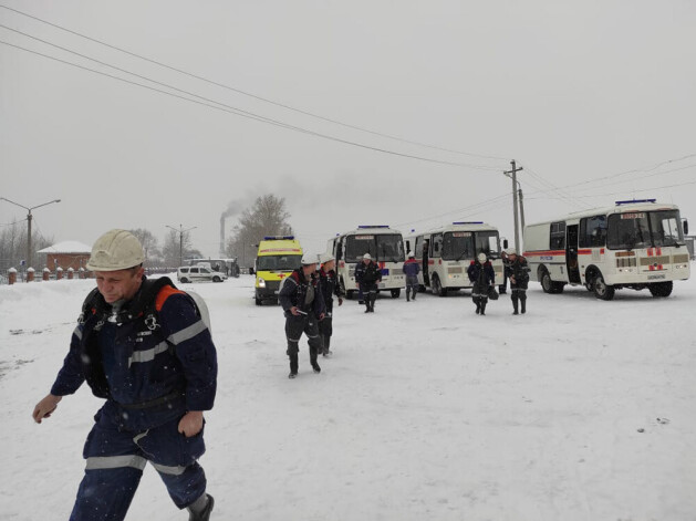 Speciālisti piedalās iesprostoto kalnraču glābšanas operācijā.