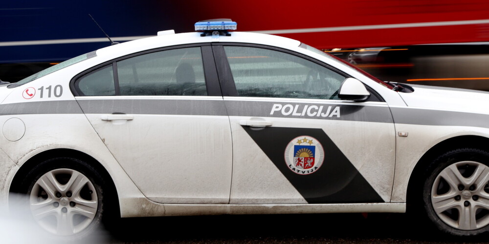Пьяный водитель дважды за ночь попался полиции: вначале сидя в BMW, а второй раз - в движении