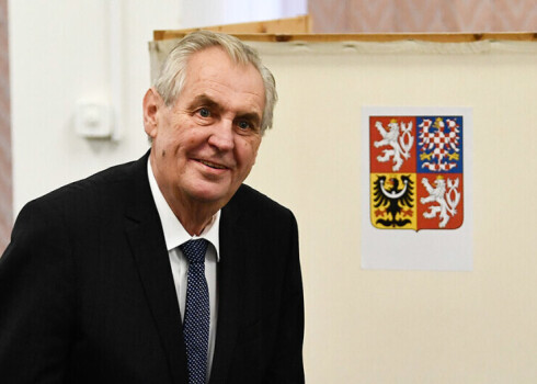 Pēc divām nedēļām slimnīcā mājās devies Čehijas prezidents Zemans