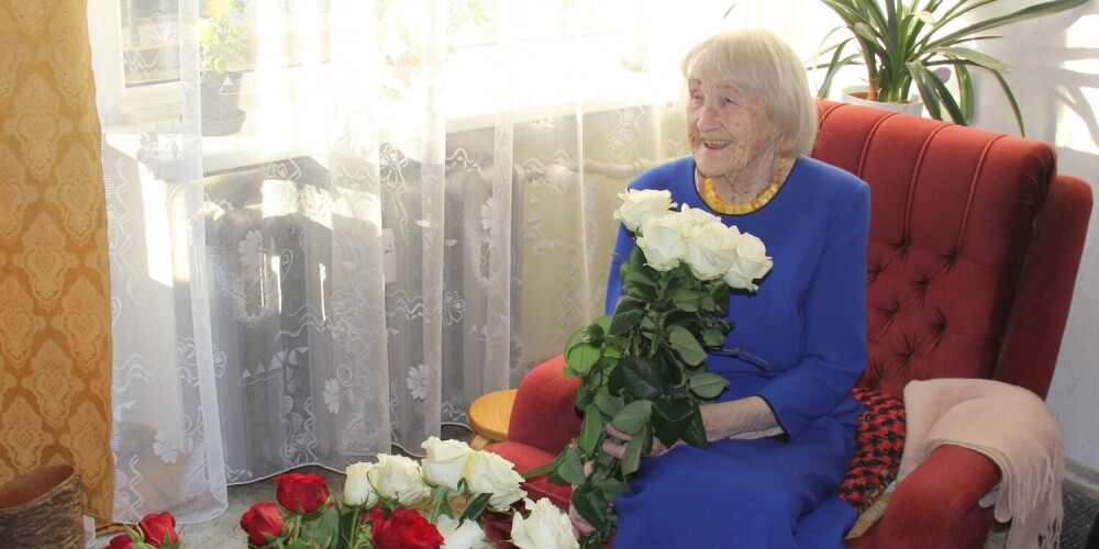 Tukumniece Mirdza Krupinska dzīvespriecīgi nosvin 100. dzimšanas dienu