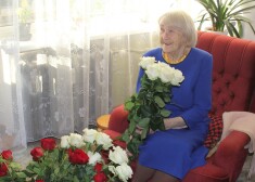 Tukumniece Mirdza Krupinska dzīvespriecīgi nosvinējusi savu 100. dzimšanas dienu.