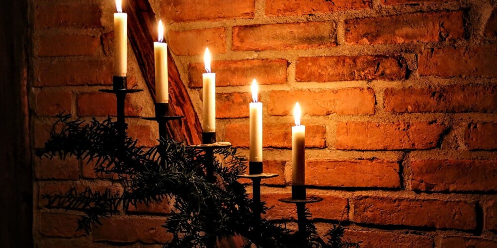 Mājīgās sveču liesmiņas var kaitēt senioriem un zīdaiņiem. Kā dedzināt sveces veselīgi?