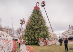 Klāt pirmā advente! Lūk, kādas Ziemassvētku eglītes uzstādītas Latvijas pilsētās: FOTO, VIDEO