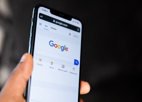 "Google" un "Apple" noteikts desmit miljonu eiro naudassods katram.