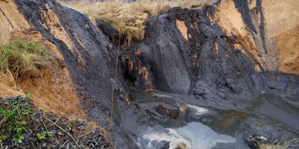 Из-за аварии в Латгале произошла утечка 14 000 тонн ила, загрязнение попало в реку Ликсна