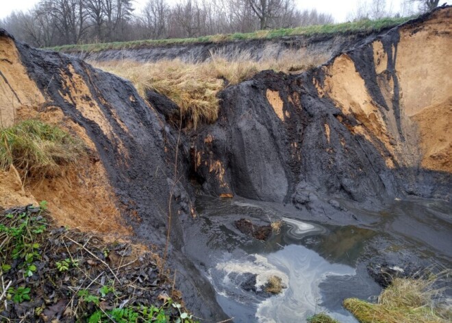 Из-за аварии в Латгале произошла утечка 14 000 тонн ила, загрязнение попало в реку Ликсна