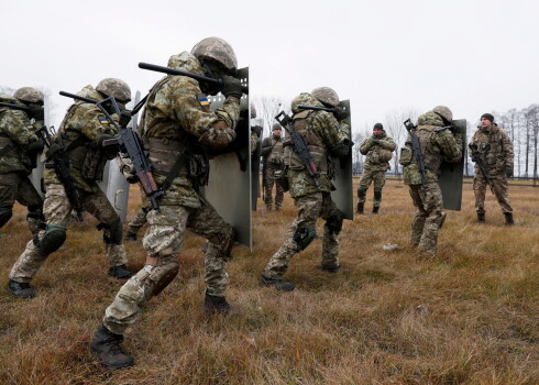 Ukrainas izlūkdienests informējis, ka Krievija pie valsts robežām sakoncentrējusi vairāk nekā 90 000 karavīru, norādot, ka tas varētu liecināt par iebrukuma gatavošanu janvāra beigās vai februāra sākumā.