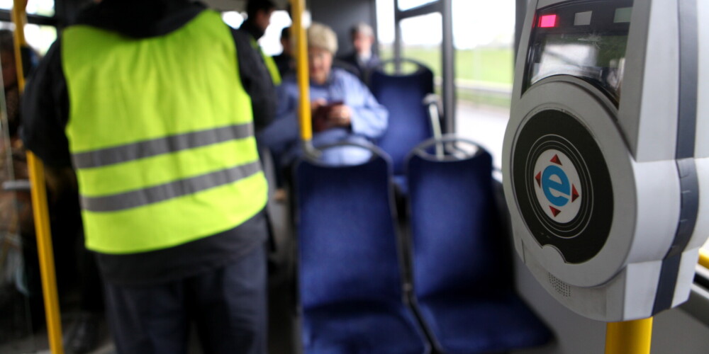 Oktobrī no sabiedriskā transporta Rīgā izsēdināti vairāk kā 1000 cilvēki par sejas maskas nelietošanu