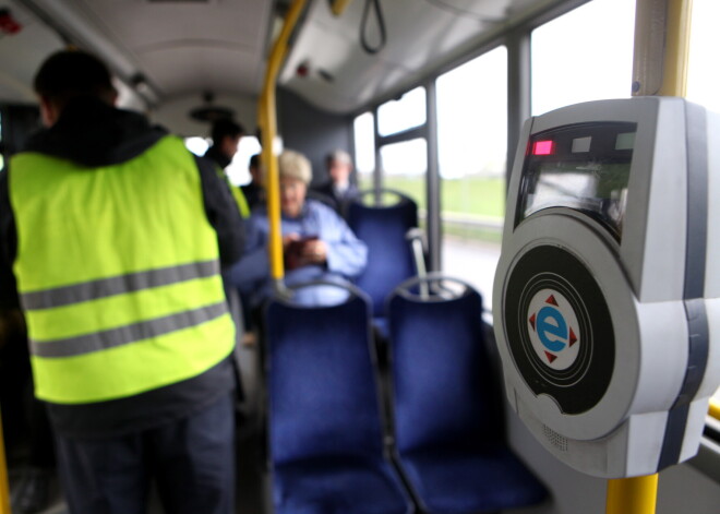 Oktobrī no sabiedriskā transporta Rīgā izsēdināti vairāk kā 1000 cilvēki par sejas maskas nelietošanu