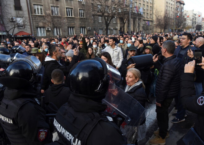 Serbijā izceļas sadursmes starp policiju un vides aizstāvjiem