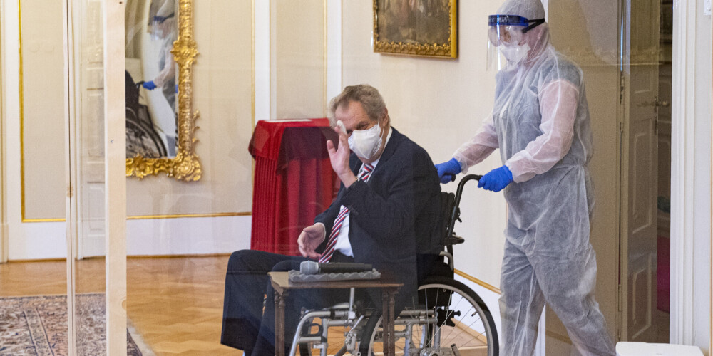 Īpatnēja ceremonija Čehijā: mediķi atved Covid-19 pozitīvo prezidentu uz tikšanos ar jauno premjeru