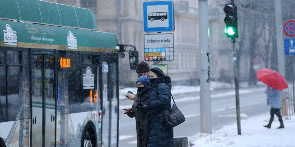 Brīdina par apgrūtinātu satiksmes kustību snigšanas laikā Rīgā
