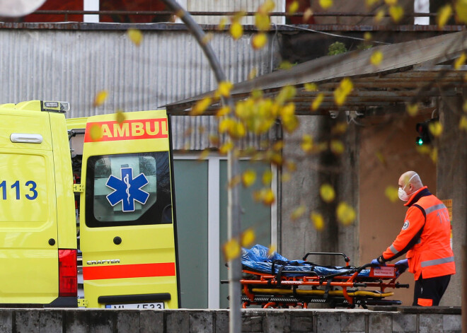 Covid-19 pacientu skaits Latvijas slimnīcās atkal pārsniedz 900